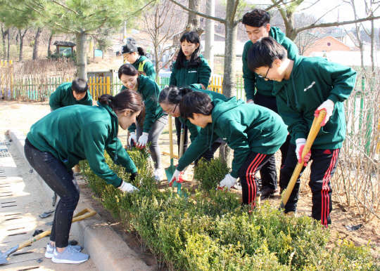지난 24일 인천도림초등학교에서 금강제화 임직원, 도림초등학교 학생들, 사단법인 생명의 숲 관계자들이 나무와 꽃을 심고 있다. <금강제화 제공>